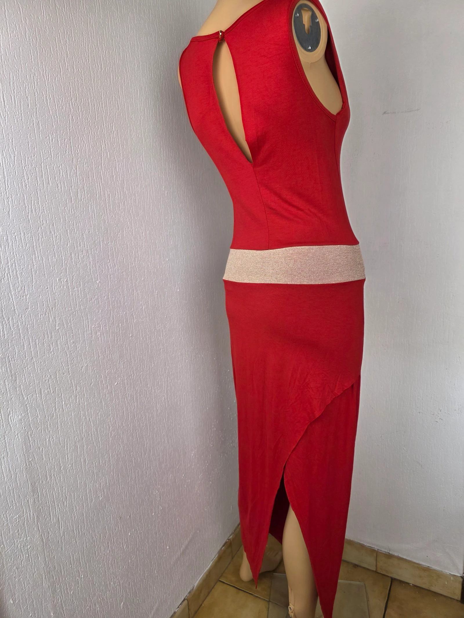 Vestido largo rojo con cuello de clérigo & banda dorada brillante MiMOSA talla única hasta la 38 – photo 2